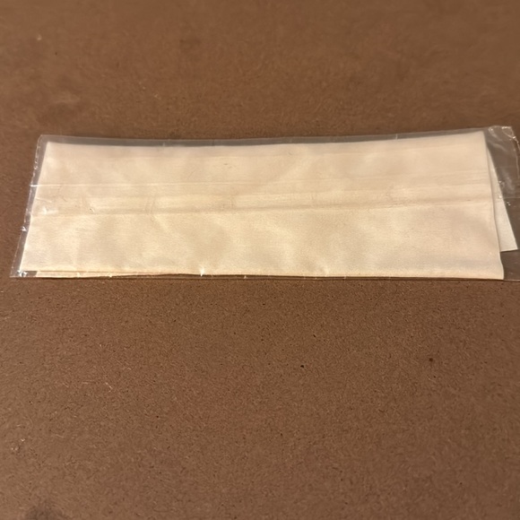 Kate Spade sealed cleaning cloth. - Picture 2 of 4